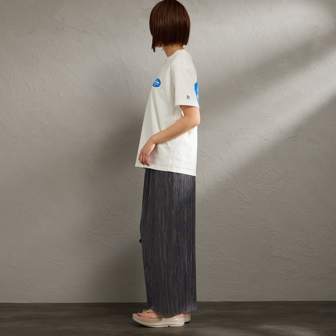 The Endless Summer [エンドレスサマー] 別注 オーバルロゴ バックプリントTシャツ [FH-26574504-JF] WHITE &&モデル身長：159cm 着用サイズ：S&&