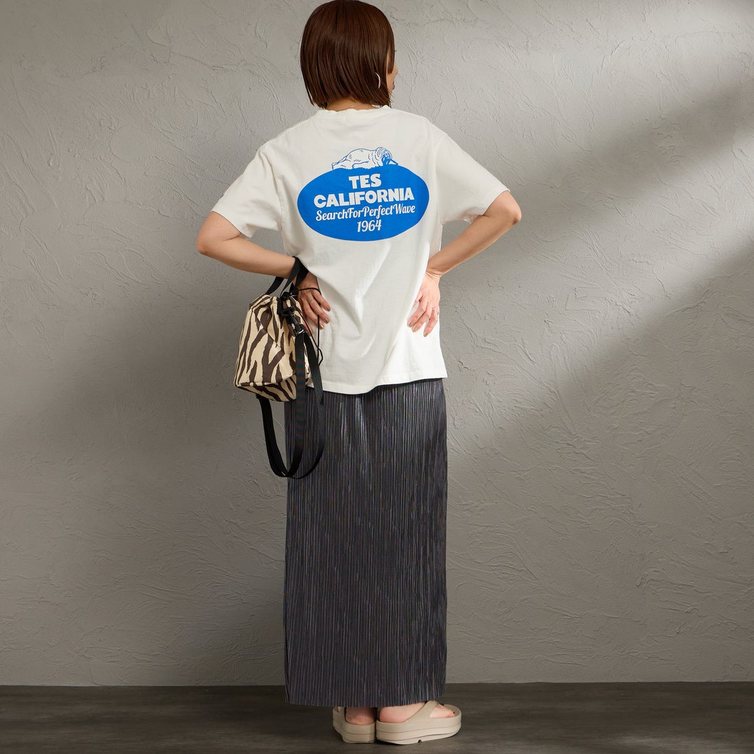 The Endless Summer [エンドレスサマー] 別注 オーバルロゴ バックプリントTシャツ [FH-26574504-JF] WHITE &&モデル身長：159cm 着用サイズ：S&&