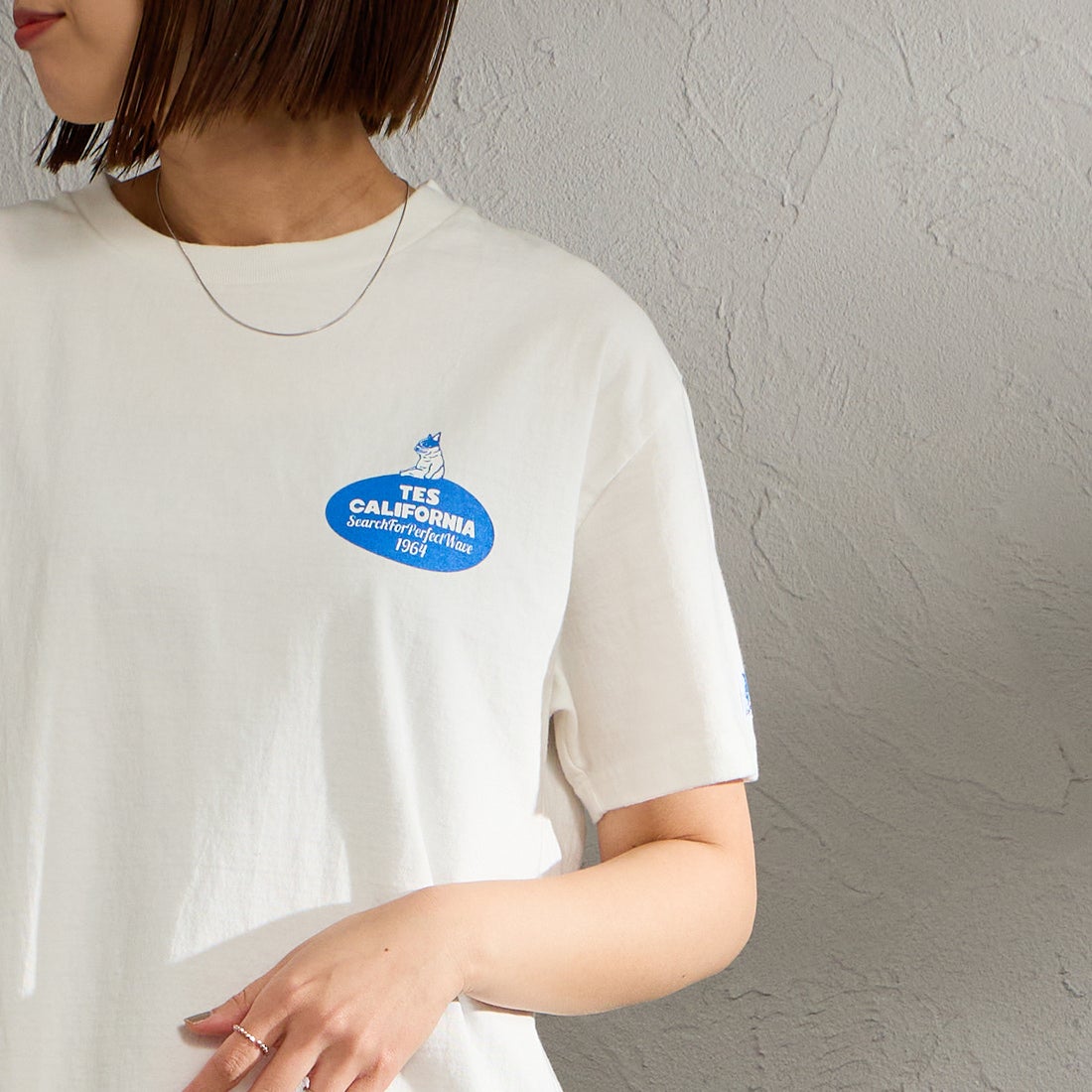 The Endless Summer [エンドレスサマー] 別注 オーバルロゴ バックプリントTシャツ [FH-26574504-JF] WHITE &&モデル身長：159cm 着用サイズ：S&&