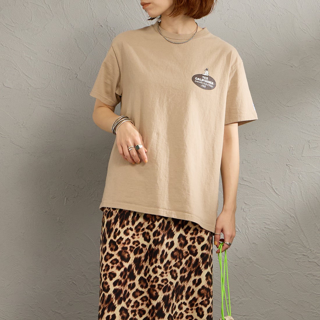 The Endless Summer [エンドレスサマー] 別注 オーバルロゴ バックプリントTシャツ [FH-26574504-JF] BEIGE &&モデル身長：158cm 着用サイズ：S&&