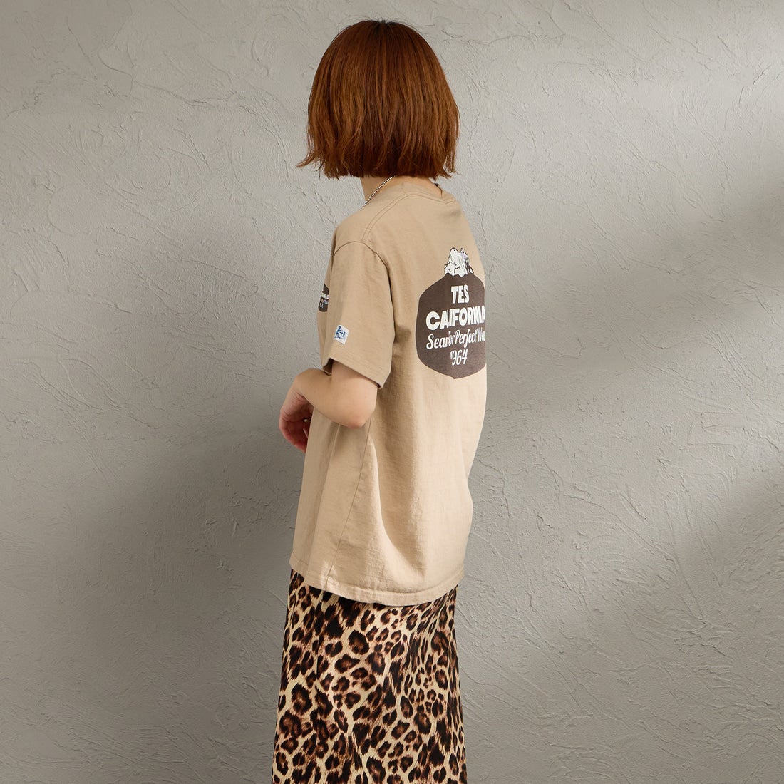 The Endless Summer [エンドレスサマー] 別注 オーバルロゴ バックプリントTシャツ [FH-26574504-JF] BEIGE &&モデル身長：158cm 着用サイズ：S&&