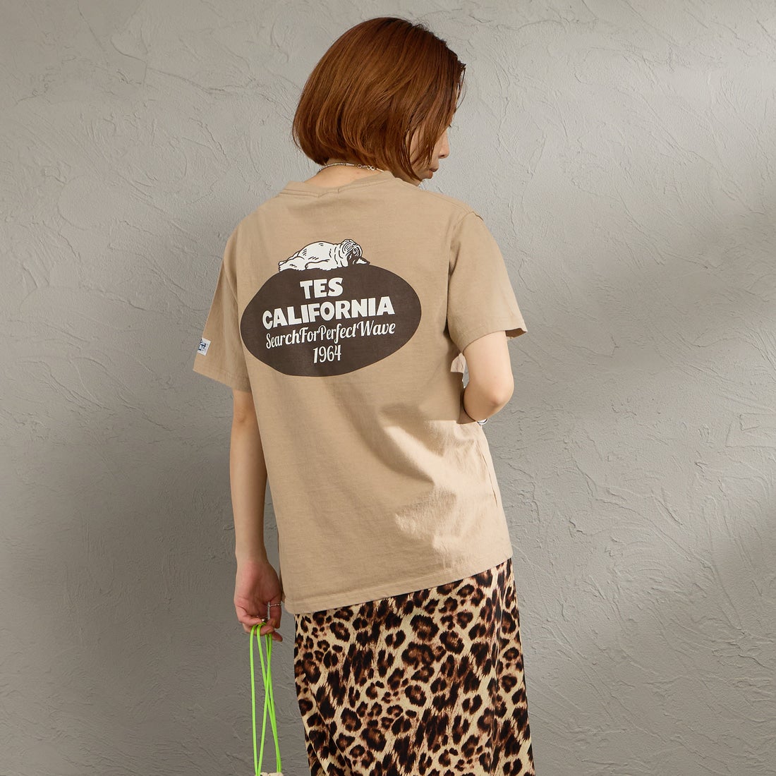 The Endless Summer [エンドレスサマー] 別注 オーバルロゴ バックプリントTシャツ [FH-26574504-JF] BEIGE &&モデル身長：158cm 着用サイズ：S&&