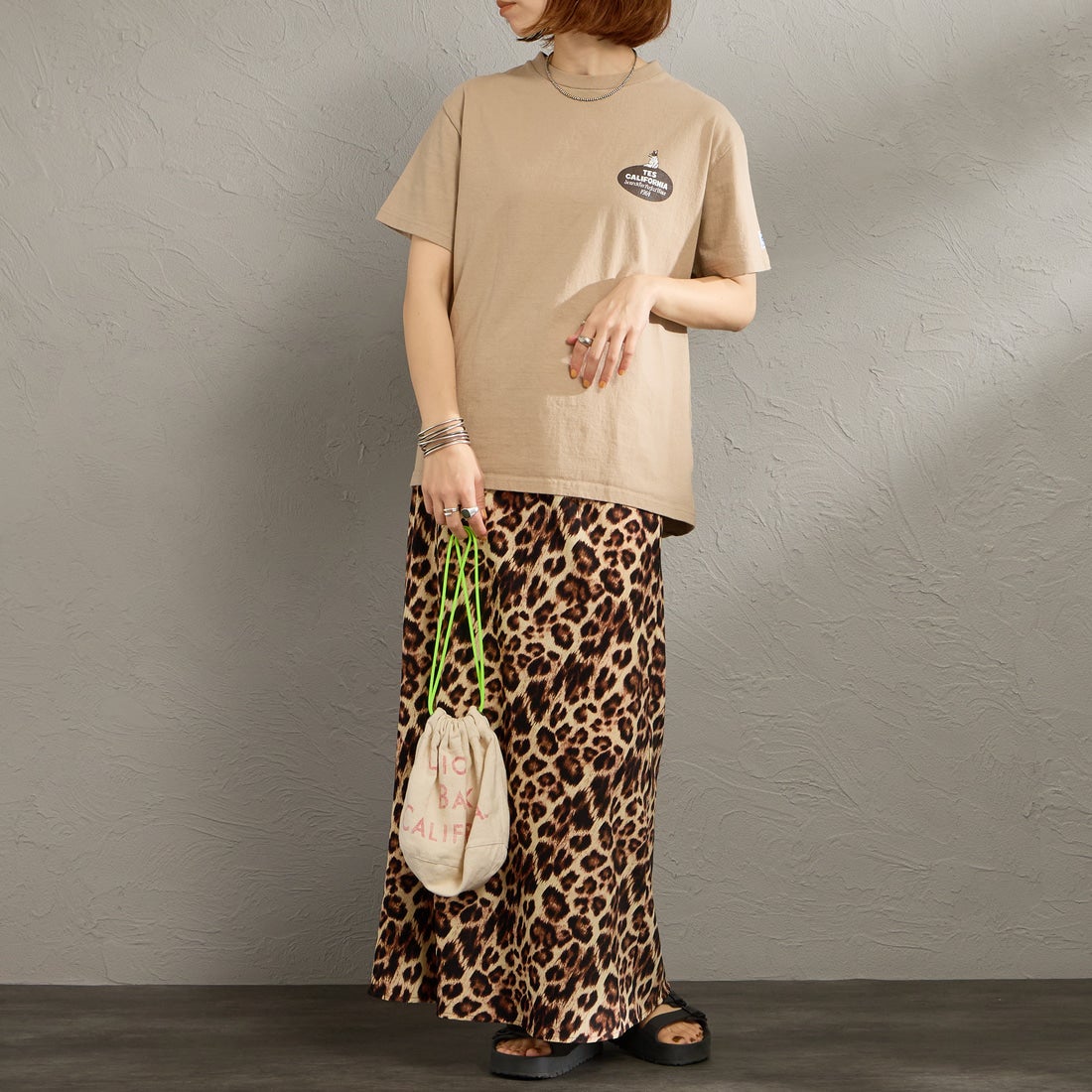 The Endless Summer [エンドレスサマー] 別注 オーバルロゴ バックプリントTシャツ [FH-26574504-JF] BEIGE &&モデル身長：158cm 着用サイズ：S&&