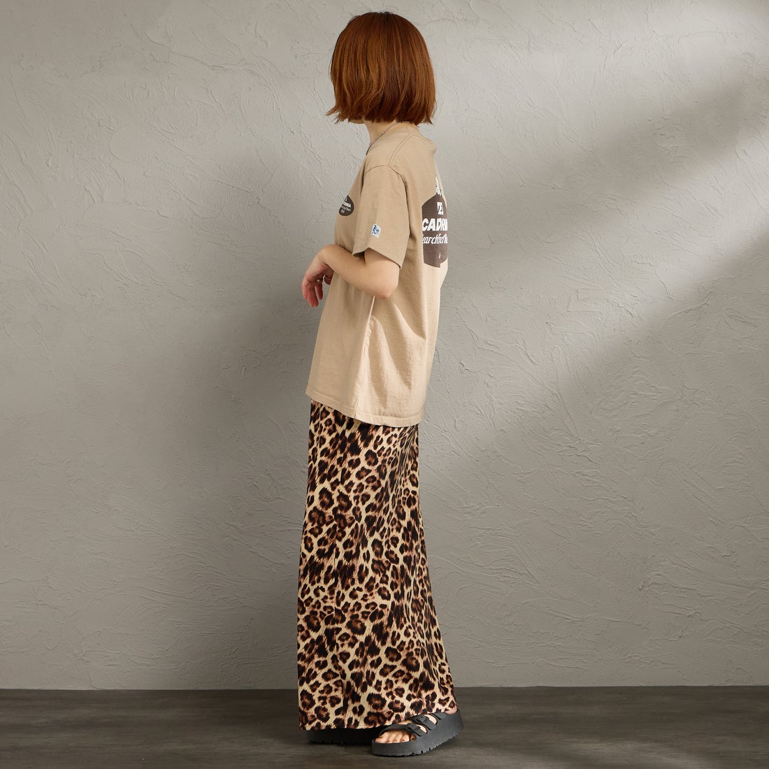 The Endless Summer [エンドレスサマー] 別注 オーバルロゴ バックプリントTシャツ [FH-26574504-JF] BEIGE &&モデル身長：158cm 着用サイズ：S&&