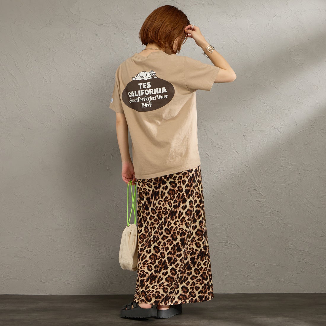 The Endless Summer [エンドレスサマー] 別注 オーバルロゴ バックプリントTシャツ [FH-26574504-JF] BEIGE &&モデル身長：158cm 着用サイズ：S&&