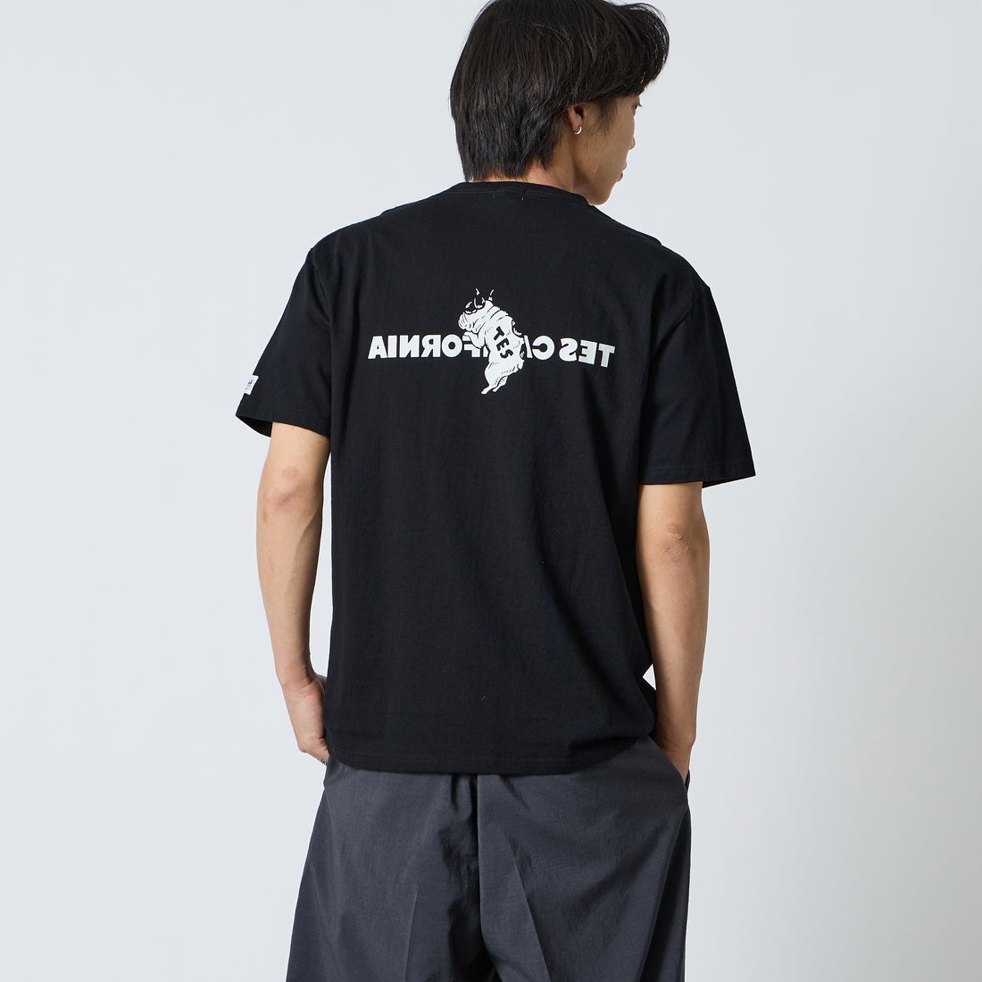 The Endless Summer [エンドレスサマー] 別注 TES CAL フロッキーロゴプリントTシャツ [FH-26574501-JF] BLACK &&モデル身長：179cm 着用サイズ：XL&&