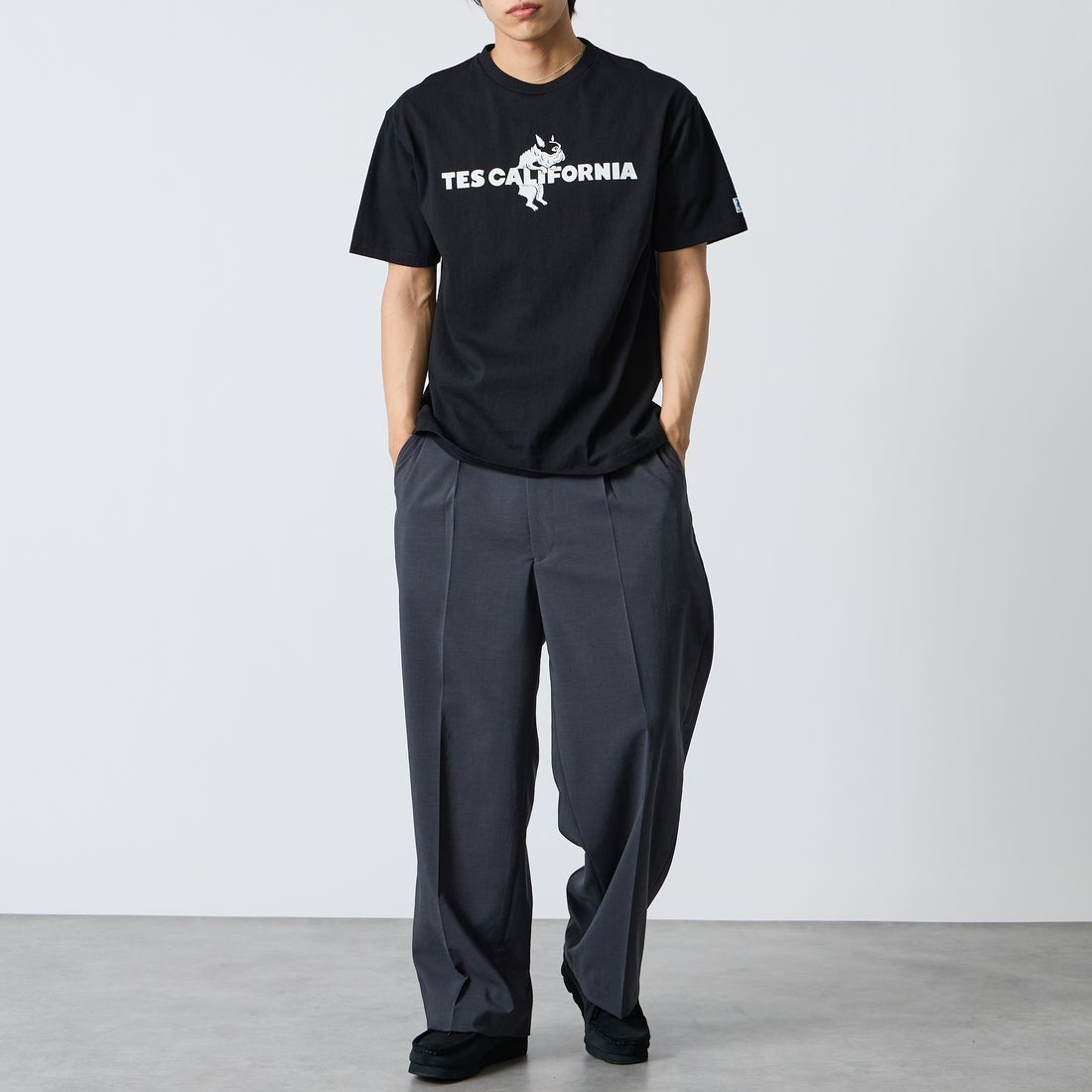 The Endless Summer [エンドレスサマー] 別注 TES CAL フロッキーロゴプリントTシャツ [FH-26574501-JF] BLACK &&モデル身長：179cm 着用サイズ：XL&&