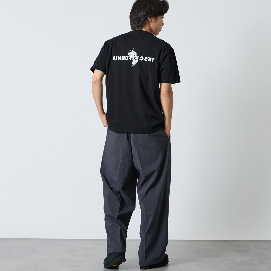 The Endless Summer [エンドレスサマー] 別注 TES CAL フロッキーロゴプリントTシャツ [FH-26574501-JF] BLACK &&モデル身長：179cm 着用サイズ：XL&&