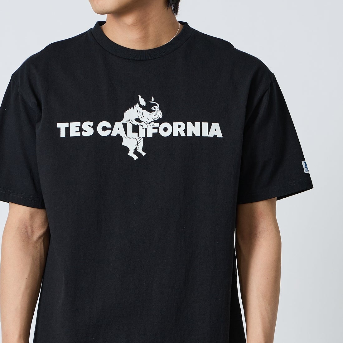 The Endless Summer [エンドレスサマー] 別注 TES CAL フロッキーロゴプリントTシャツ [FH-26574501-JF] BLACK &&モデル身長：179cm 着用サイズ：XL&&