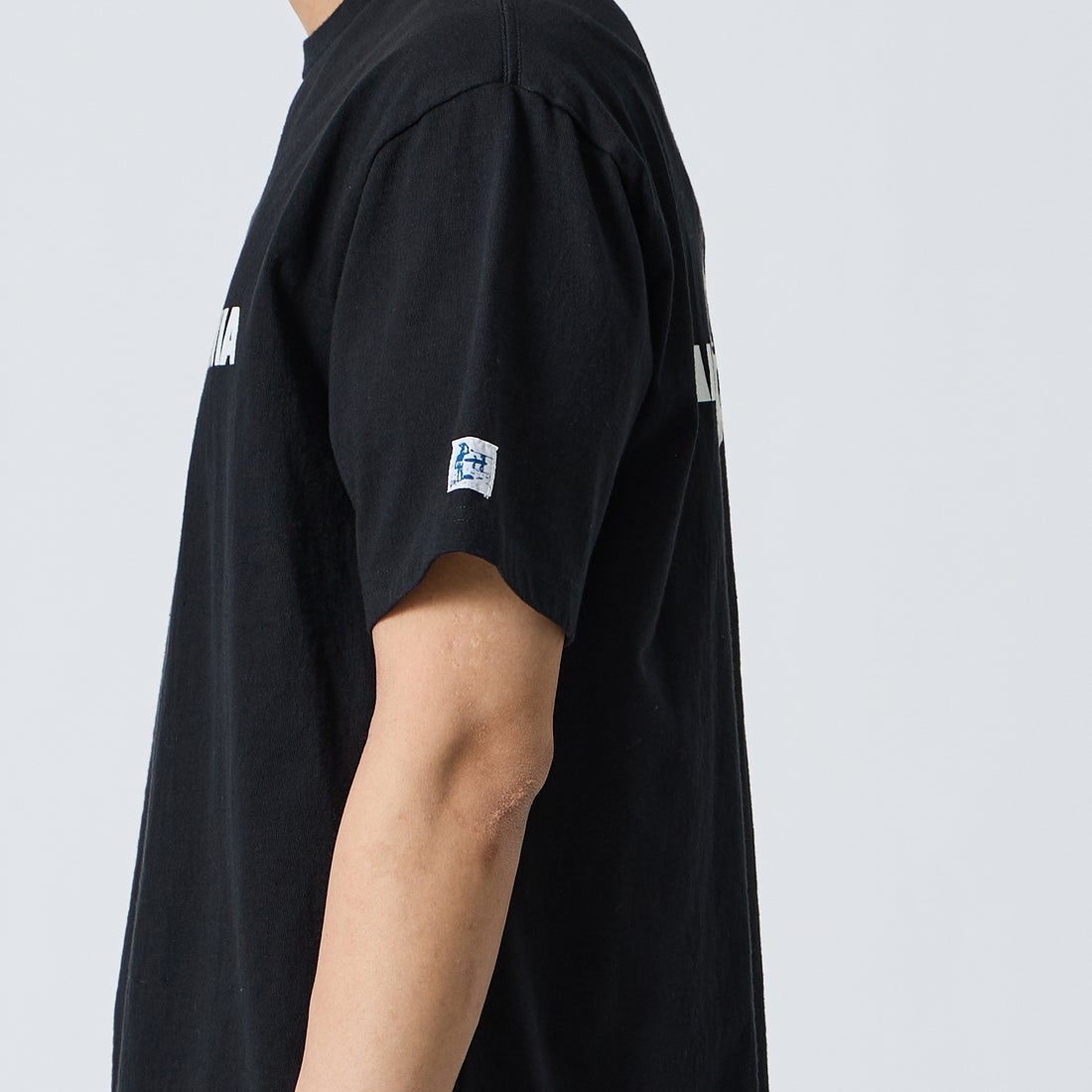 The Endless Summer [エンドレスサマー] 別注 TES CAL フロッキーロゴプリントTシャツ [FH-26574501-JF] BLACK &&モデル身長：179cm 着用サイズ：XL&&