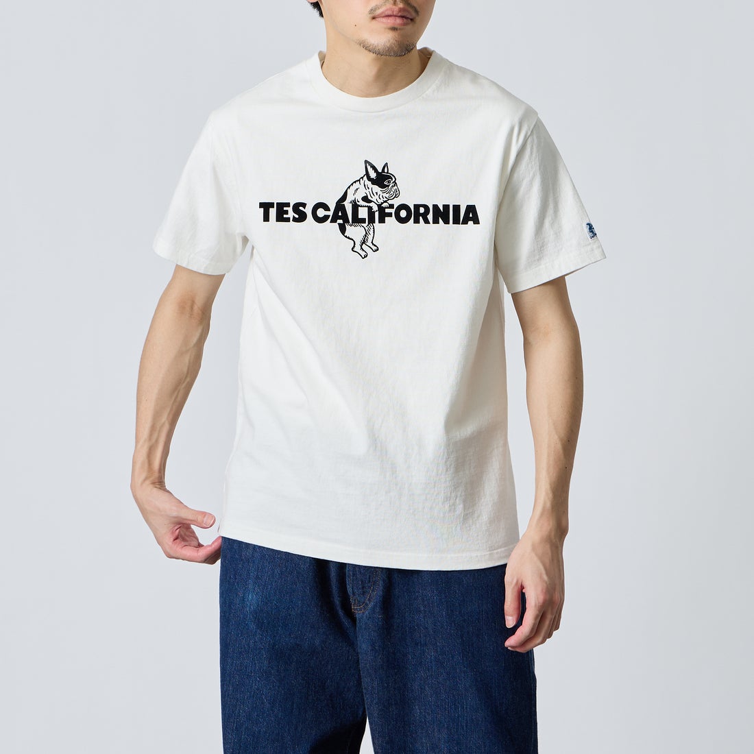 The Endless Summer [エンドレスサマー] 別注 TES CAL フロッキーロゴプリントTシャツ [FH-26574501-JF] WHITE &&モデル身長：168cm 着用サイズ：M&&