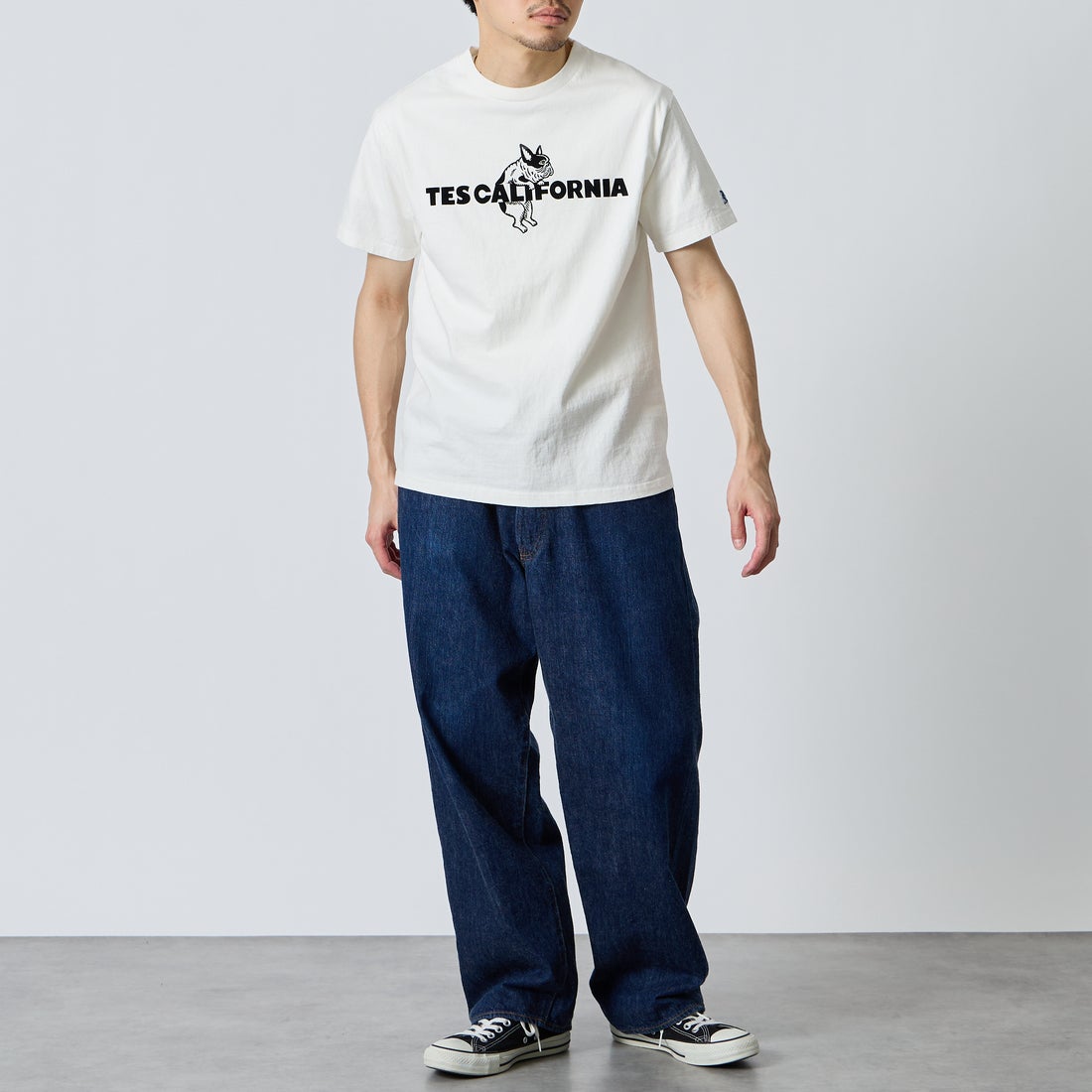 The Endless Summer [エンドレスサマー] 別注 TES CAL フロッキーロゴプリントTシャツ [FH-26574501-JF] WHITE &&モデル身長：168cm 着用サイズ：M&&