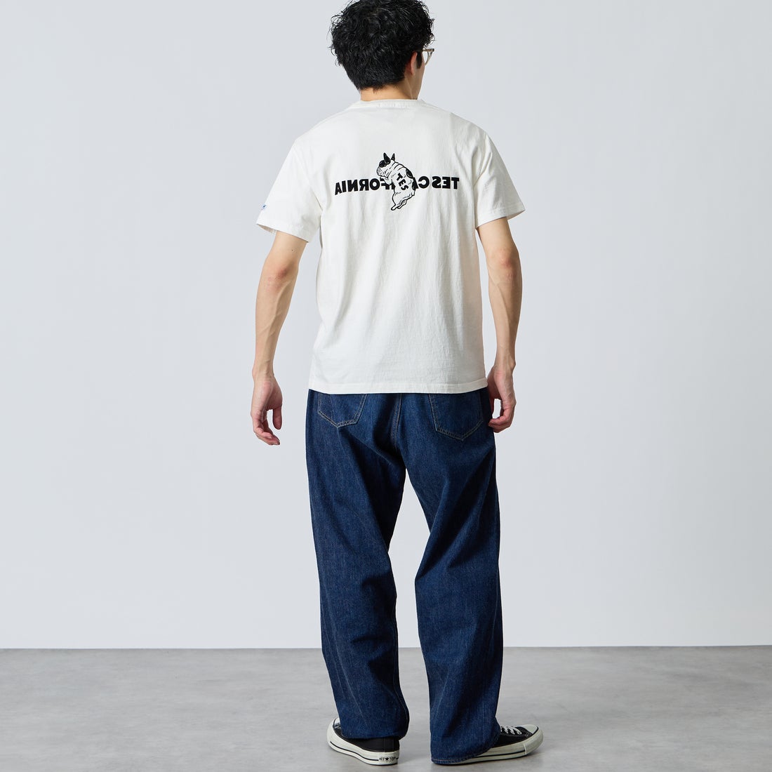 The Endless Summer [エンドレスサマー] 別注 TES CAL フロッキーロゴプリントTシャツ [FH-26574501-JF] WHITE &&モデル身長：168cm 着用サイズ：M&&