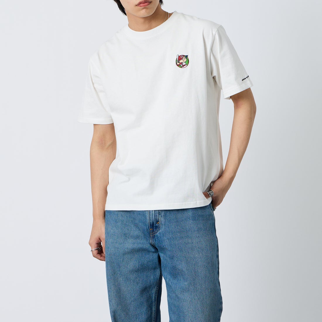 HIROSHIMA CARP × JEANSFACTORY [ヒロシマカープ × ジーンズファクトリー] 広島東洋カープ コラボ刺繍Tシャツ [6547001] 07 A WHT M &&モデル身長：179cm 着用サイズ：L&&
