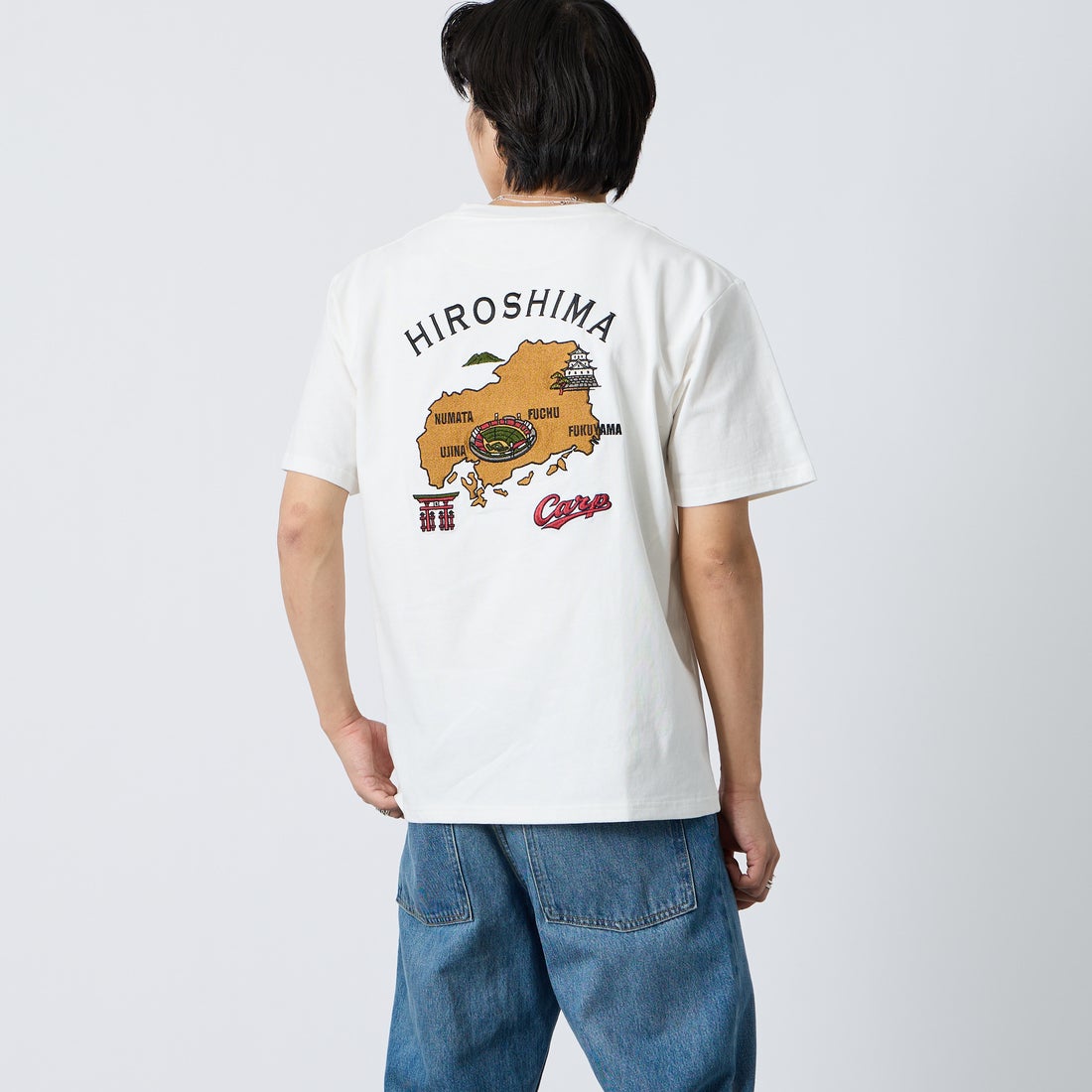 HIROSHIMA CARP × JEANSFACTORY [ヒロシマカープ × ジーンズファクトリー] 広島東洋カープ コラボ刺繍Tシャツ [6547001] 07 A WHT M &&モデル身長：179cm 着用サイズ：L&&