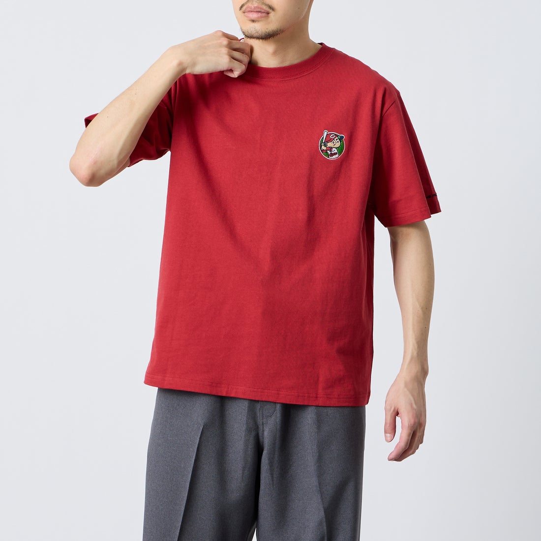HIROSHIMA CARP × JEANSFACTORY [ヒロシマカープ × ジーンズファクトリー] 広島東洋カープ コラボ刺繍Tシャツ [6547001] 12 A RED M &&モデル身長：168cm 着用サイズ：M&&