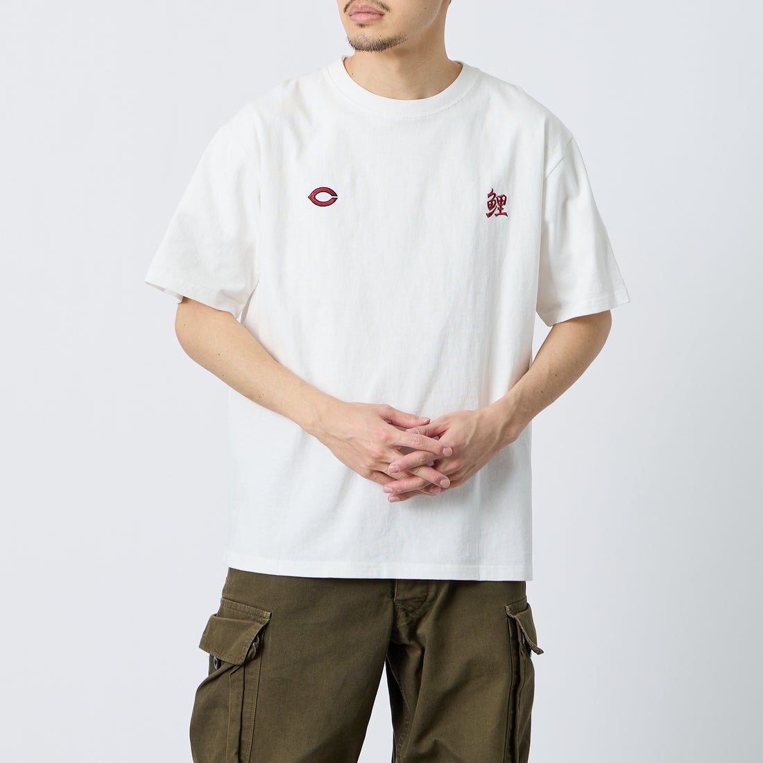 HIROSHIMA CARP × JEANSFACTORY [ヒロシマカープ × ジーンズファクトリー] 広島東洋カープ コラボ刺繍Tシャツ [6547001] 06 B WHT C &&モデル身長：168cm 着用サイズ：L&&