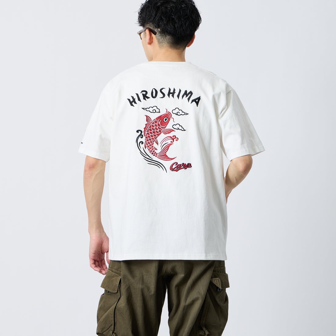 HIROSHIMA CARP × JEANSFACTORY [ヒロシマカープ × ジーンズファクトリー] 広島東洋カープ コラボ刺繍Tシャツ [6547001] 06 B WHT C &&モデル身長：168cm 着用サイズ：L&&