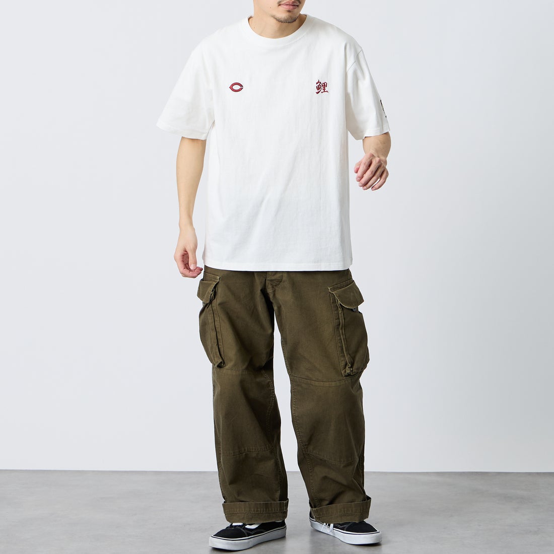 HIROSHIMA CARP × JEANSFACTORY [ヒロシマカープ × ジーンズファクトリー] 広島東洋カープ コラボ刺繍Tシャツ [6547001] 06 B WHT C &&モデル身長：168cm 着用サイズ：L&&