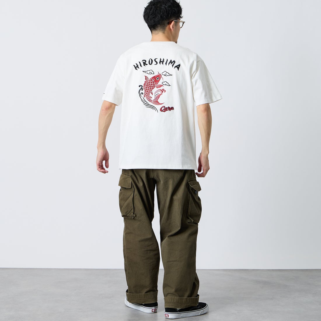 HIROSHIMA CARP × JEANSFACTORY [ヒロシマカープ × ジーンズファクトリー] 広島東洋カープ コラボ刺繍Tシャツ [6547001] 06 B WHT C &&モデル身長：168cm 着用サイズ：L&&