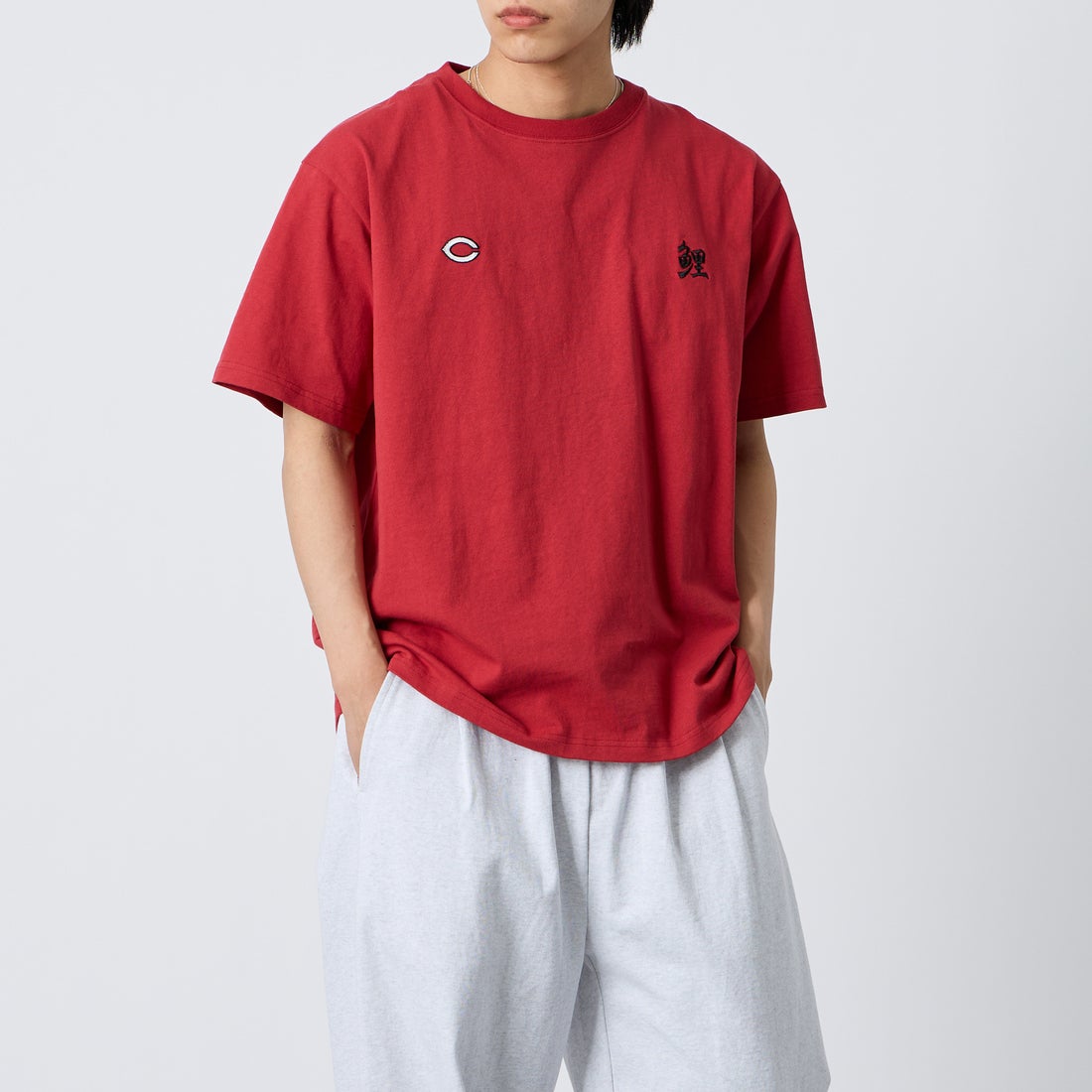 HIROSHIMA CARP × JEANSFACTORY [ヒロシマカープ × ジーンズファクトリー] 広島東洋カープ コラボ刺繍Tシャツ [6547001] 10 B RED C &&モデル身長：179cm 着用サイズ：XL&&