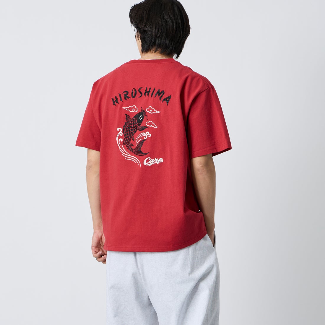HIROSHIMA CARP × JEANSFACTORY [ヒロシマカープ × ジーンズファクトリー] 広島東洋カープ コラボ刺繍Tシャツ [6547001] 10 B RED C &&モデル身長：179cm 着用サイズ：XL&&