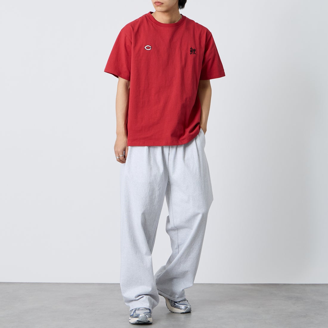 HIROSHIMA CARP × JEANSFACTORY [ヒロシマカープ × ジーンズファクトリー] 広島東洋カープ コラボ刺繍Tシャツ [6547001] 10 B RED C &&モデル身長：179cm 着用サイズ：XL&&
