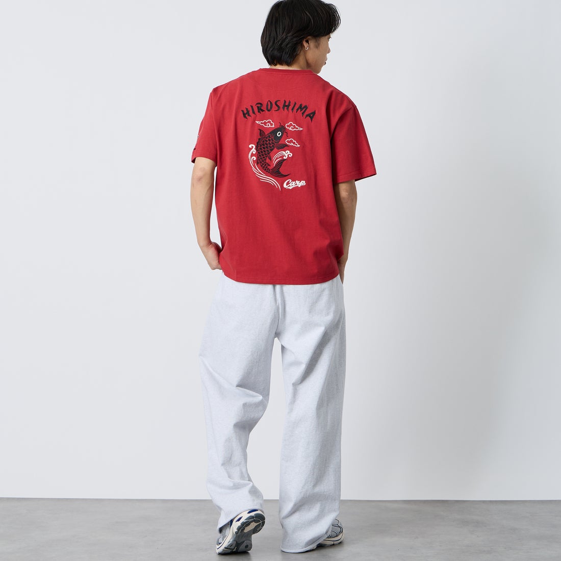 HIROSHIMA CARP × JEANSFACTORY [ヒロシマカープ × ジーンズファクトリー] 広島東洋カープ コラボ刺繍Tシャツ [6547001] 10 B RED C &&モデル身長：179cm 着用サイズ：XL&&
