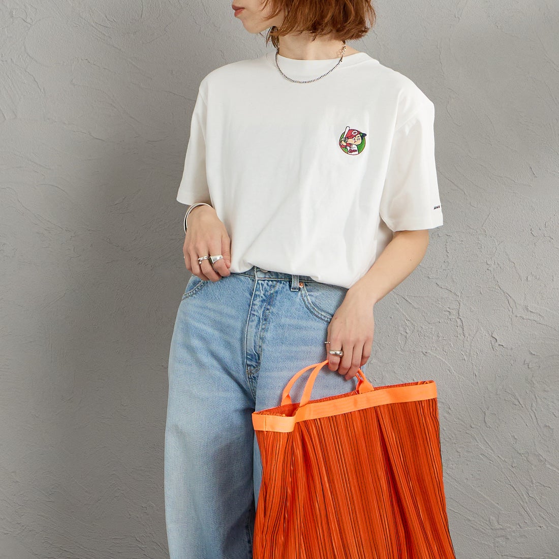 HIROSHIMA CARP × JEANSFACTORY [ヒロシマカープ × ジーンズファクトリー] 広島東洋カープ コラボ刺繍Tシャツ [6547001] 07 A WHT M &&モデル身長：158cm 着用サイズ：S&&