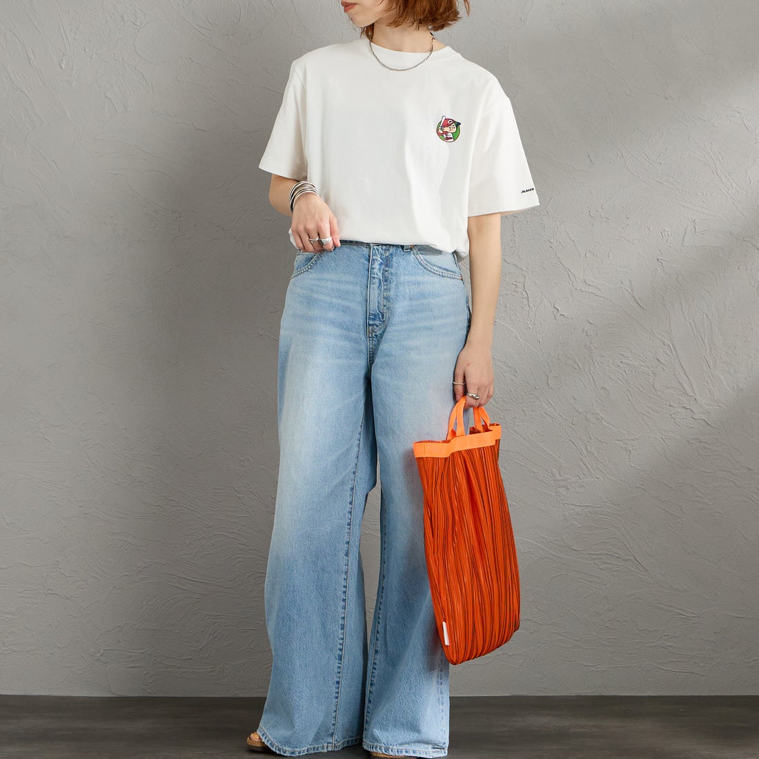 HIROSHIMA CARP × JEANSFACTORY [ヒロシマカープ × ジーンズファクトリー] 広島東洋カープ コラボ刺繍Tシャツ [6547001] 07 A WHT M &&モデル身長：158cm 着用サイズ：S&&