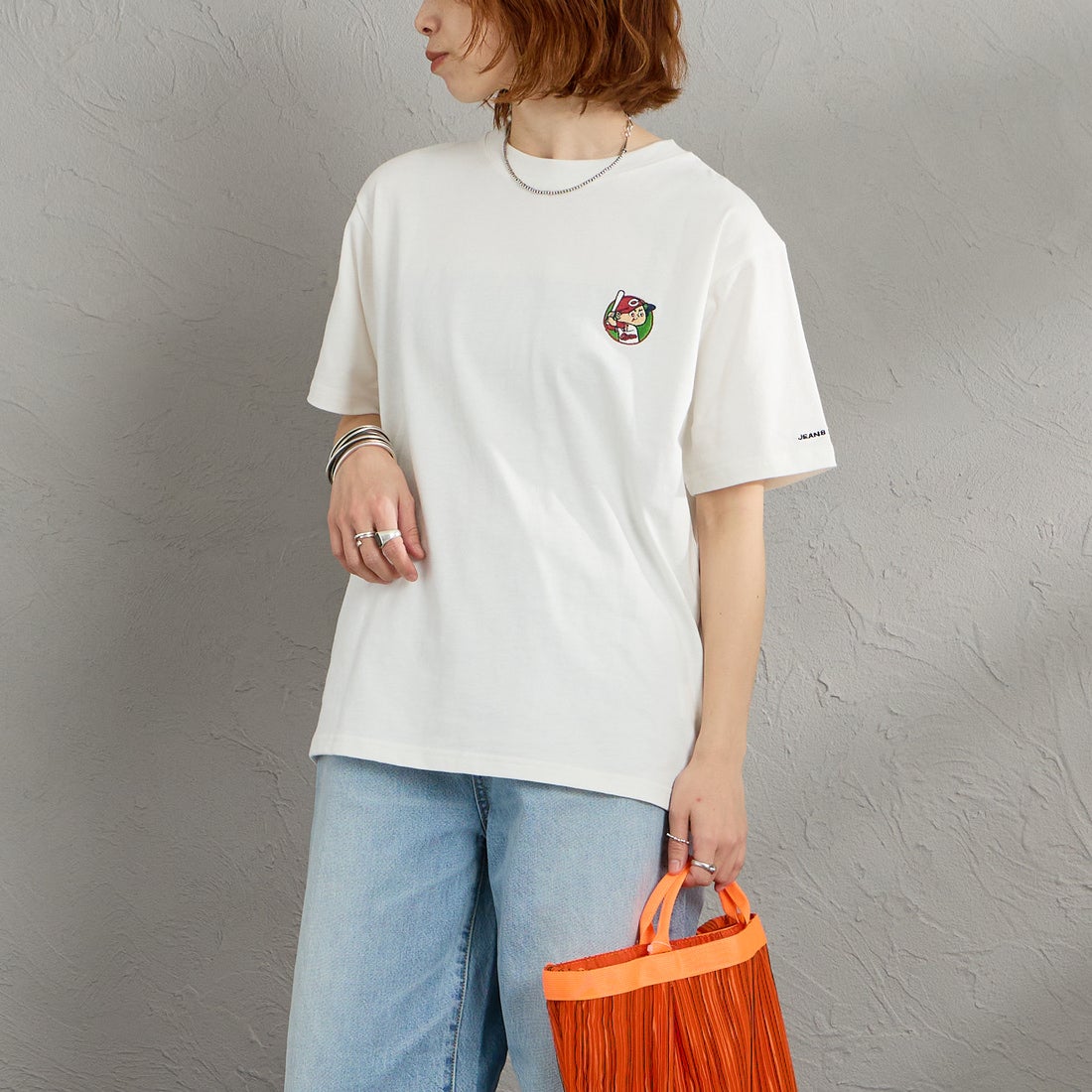 HIROSHIMA CARP × JEANSFACTORY [ヒロシマカープ × ジーンズファクトリー] 広島東洋カープ コラボ刺繍Tシャツ [6547001] 07 A WHT M &&モデル身長：158cm 着用サイズ：S&&