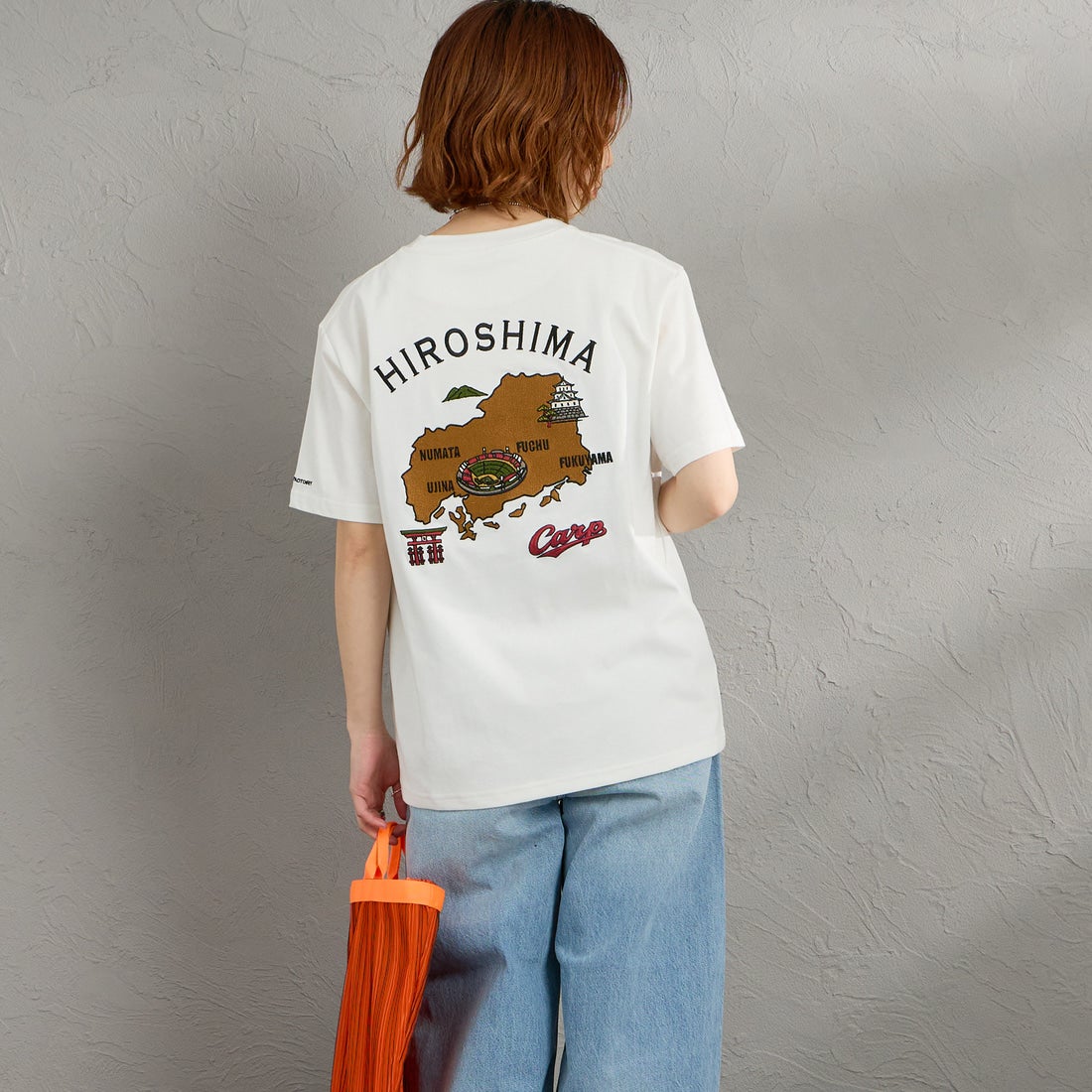 HIROSHIMA CARP × JEANSFACTORY [ヒロシマカープ × ジーンズファクトリー] 広島東洋カープ コラボ刺繍Tシャツ [6547001] 07 A WHT M &&モデル身長：158cm 着用サイズ：S&&