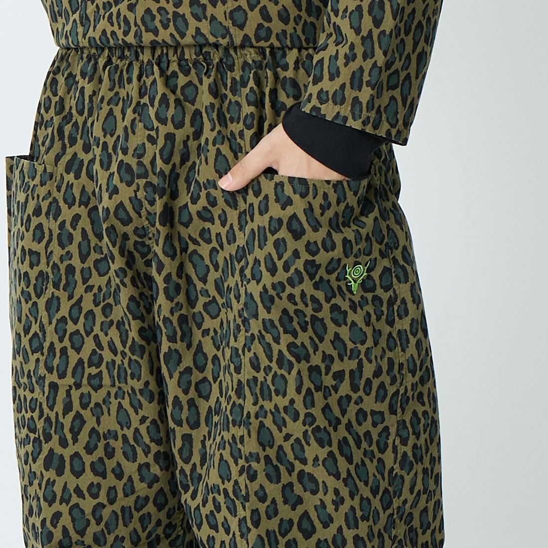 South2West8 [サウスツーウエストエイト] アーミーストリングクロップドパンツ [SX665] B OLIVE &&モデル身長：179cm 着用サイズ：S&&