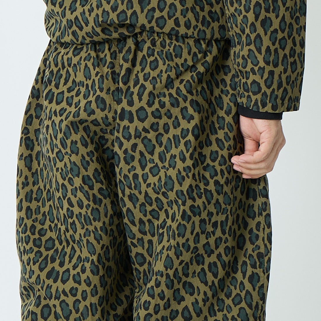 South2West8 [サウスツーウエストエイト] アーミーストリングクロップドパンツ [SX665] B OLIVE &&モデル身長：179cm 着用サイズ：S&&