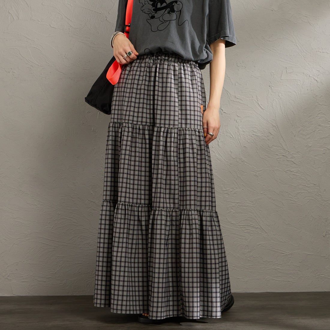 UNIVERSAL OVERALL [ユニバーサルオーバーオール] 別注 チェック柄プリント ティアードマキシ丈スカート [U2612767IN-JF] BLACK &&モデル身長：158cm 着用サイズ：F&&