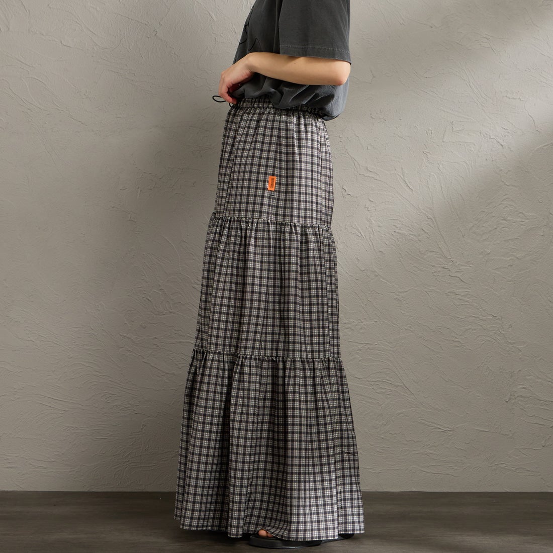 UNIVERSAL OVERALL [ユニバーサルオーバーオール] 別注 チェック柄プリント ティアードマキシ丈スカート [U2612767IN-JF] BLACK &&モデル身長：158cm 着用サイズ：F&&