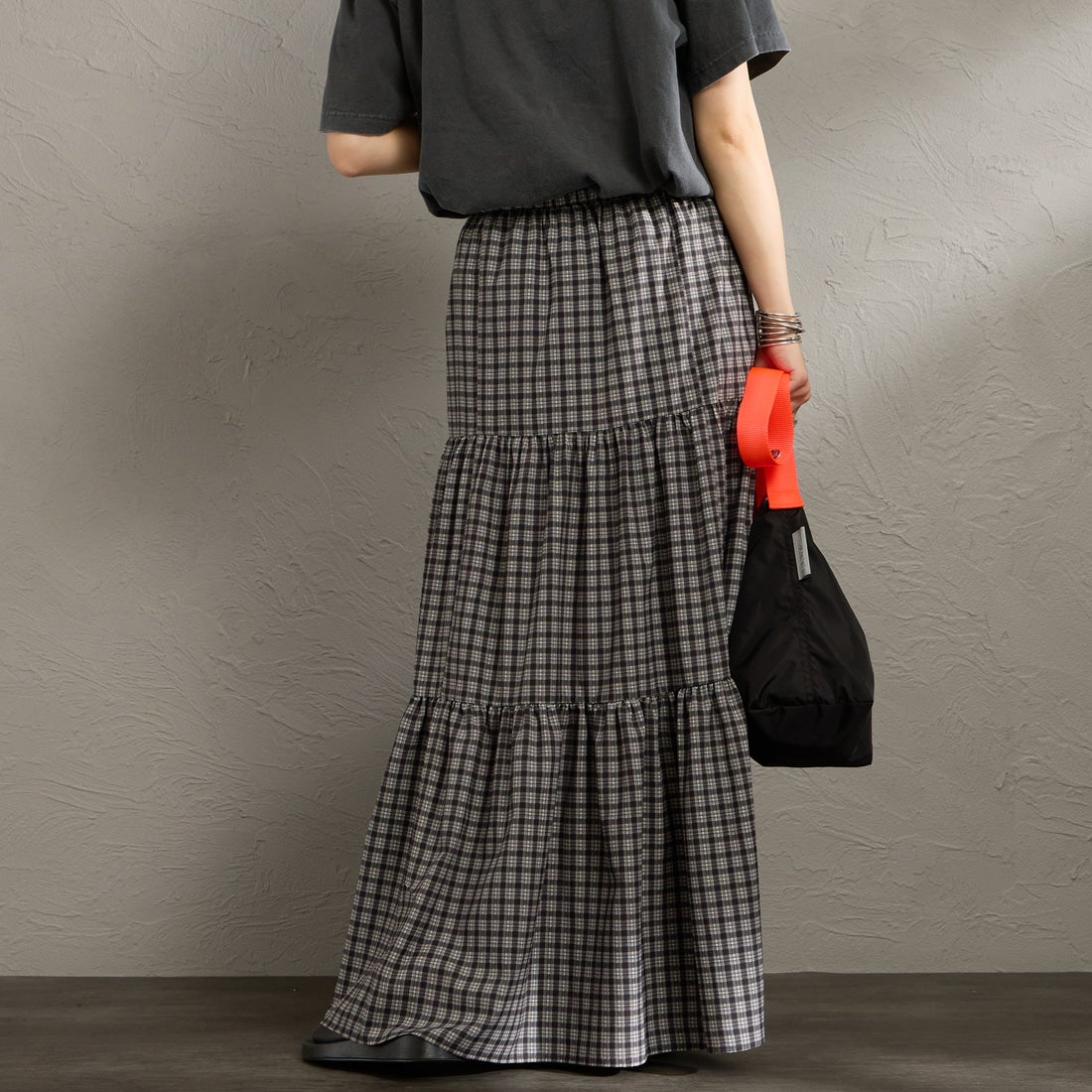 UNIVERSAL OVERALL [ユニバーサルオーバーオール] 別注 チェック柄プリント ティアードマキシ丈スカート [U2612767IN-JF] BLACK &&モデル身長：158cm 着用サイズ：F&&