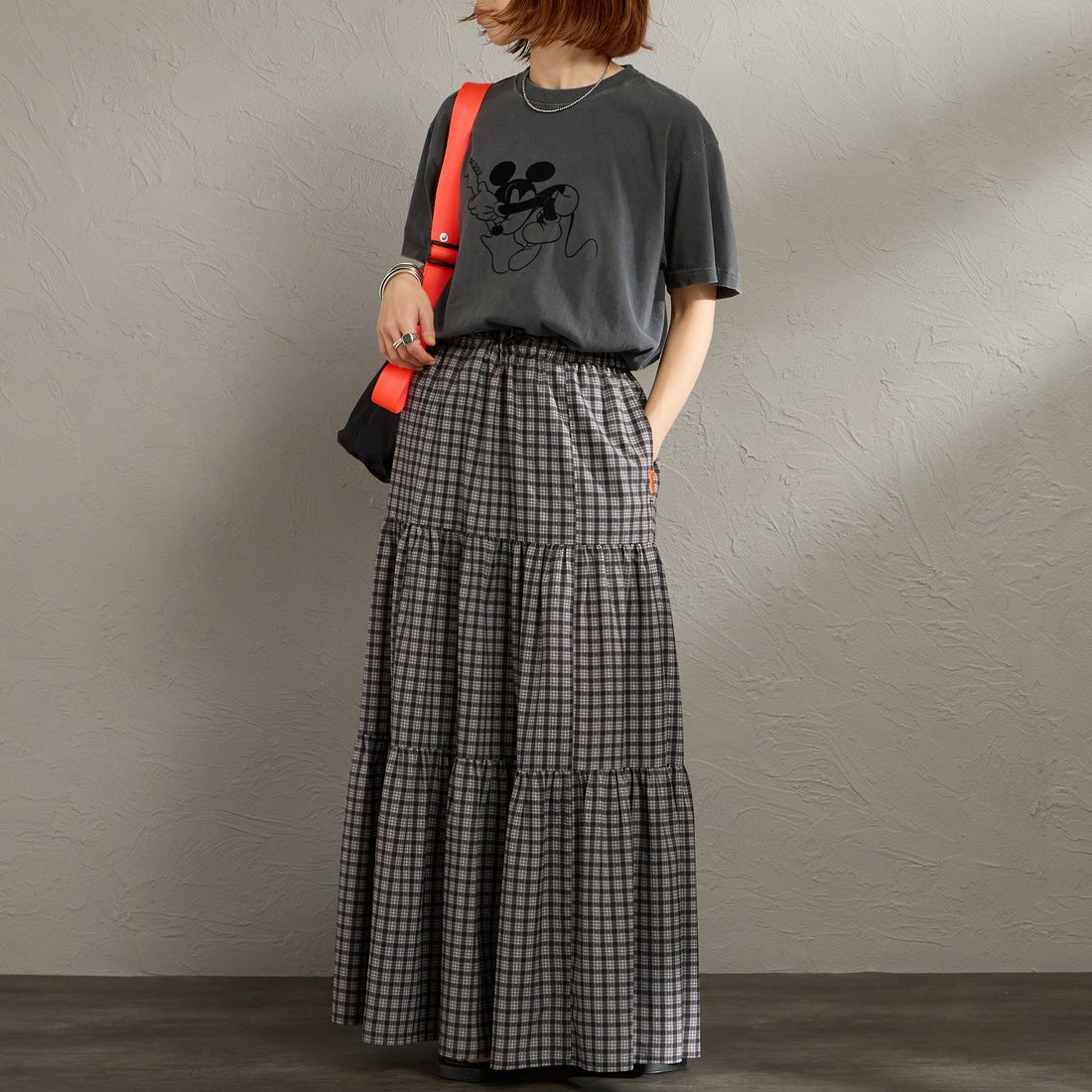 UNIVERSAL OVERALL [ユニバーサルオーバーオール] 別注 チェック柄プリント ティアードマキシ丈スカート [U2612767IN-JF] BLACK &&モデル身長：158cm 着用サイズ：F&&