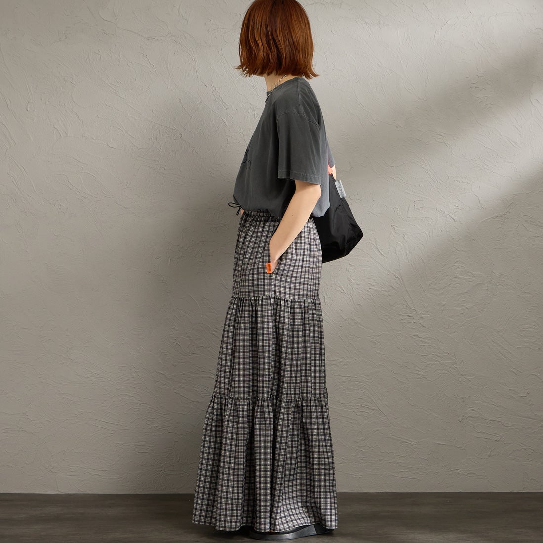 UNIVERSAL OVERALL [ユニバーサルオーバーオール] 別注 チェック柄プリント ティアードマキシ丈スカート [U2612767IN-JF] BLACK &&モデル身長：158cm 着用サイズ：F&&