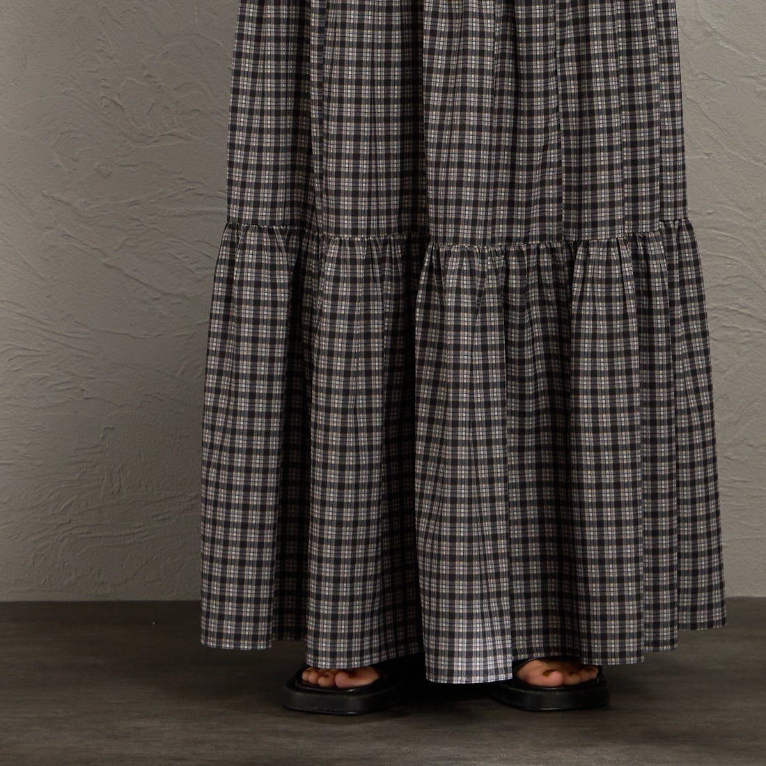 UNIVERSAL OVERALL [ユニバーサルオーバーオール] 別注 チェック柄プリント ティアードマキシ丈スカート [U2612767IN-JF] BLACK &&モデル身長：158cm 着用サイズ：F&&