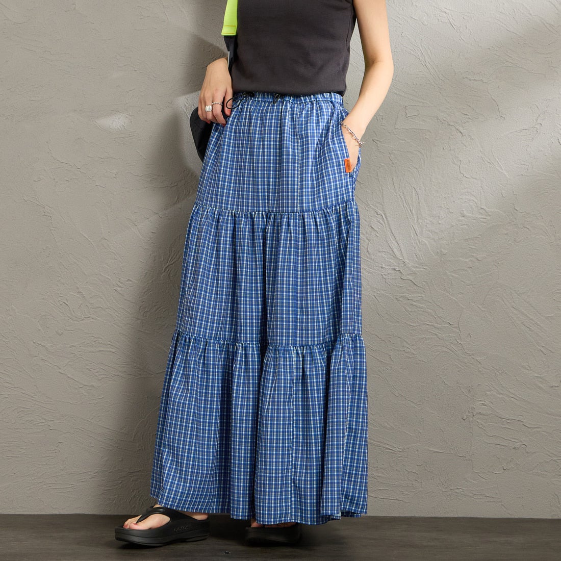 UNIVERSAL OVERALL [ユニバーサルオーバーオール] 別注 チェック柄プリント ティアードマキシ丈スカート [U2612767IN-JF] BLUE &&モデル身長：160cm 着用サイズ：F&&