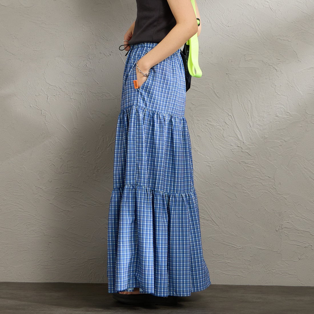 UNIVERSAL OVERALL [ユニバーサルオーバーオール] 別注 チェック柄プリント ティアードマキシ丈スカート [U2612767IN-JF] BLUE &&モデル身長：160cm 着用サイズ：F&&