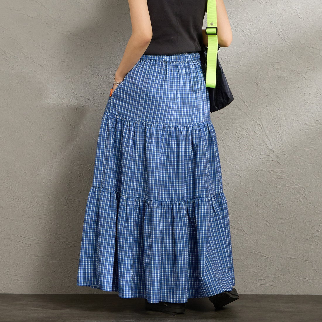UNIVERSAL OVERALL [ユニバーサルオーバーオール] 別注 チェック柄プリント ティアードマキシ丈スカート [U2612767IN-JF] BLUE &&モデル身長：160cm 着用サイズ：F&&