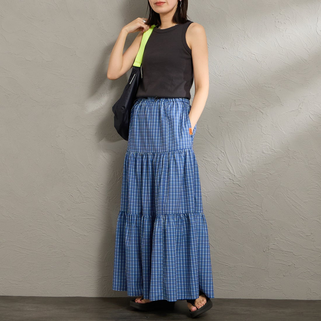 UNIVERSAL OVERALL [ユニバーサルオーバーオール] 別注 チェック柄プリント ティアードマキシ丈スカート [U2612767IN-JF] BLUE &&モデル身長：160cm 着用サイズ：F&&
