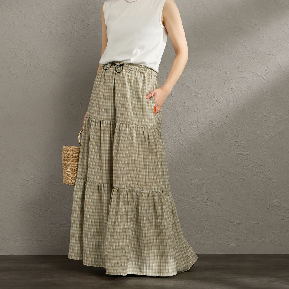 UNIVERSAL OVERALL [ユニバーサルオーバーオール] 別注 チェック柄プリント ティアードマキシ丈スカート [U2612767IN-JF] BEIGE &&モデル身長：158cm 着用サイズ：F&&