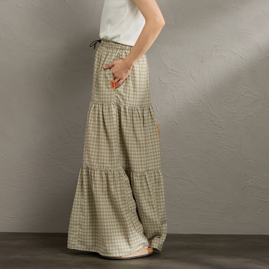 UNIVERSAL OVERALL [ユニバーサルオーバーオール] 別注 チェック柄プリント ティアードマキシ丈スカート [U2612767IN-JF] BEIGE &&モデル身長：158cm 着用サイズ：F&&