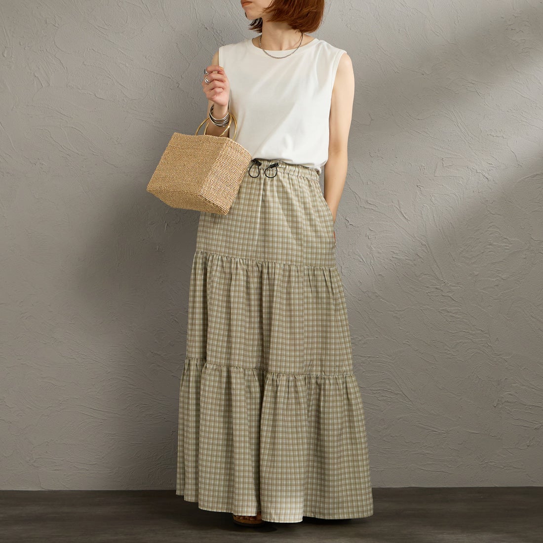 UNIVERSAL OVERALL [ユニバーサルオーバーオール] 別注 チェック柄プリント ティアードマキシ丈スカート [U2612767IN-JF] BEIGE &&モデル身長：158cm 着用サイズ：F&&