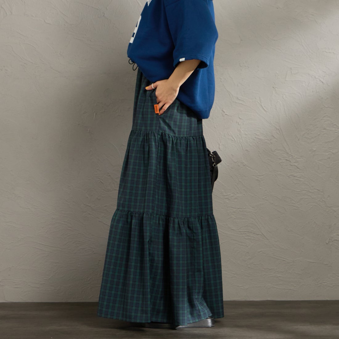 UNIVERSAL OVERALL [ユニバーサルオーバーオール] 別注 チェック柄プリント ティアードマキシ丈スカート [U2612767IN-JF] GREEN &&モデル身長：158cm 着用サイズ：F&&