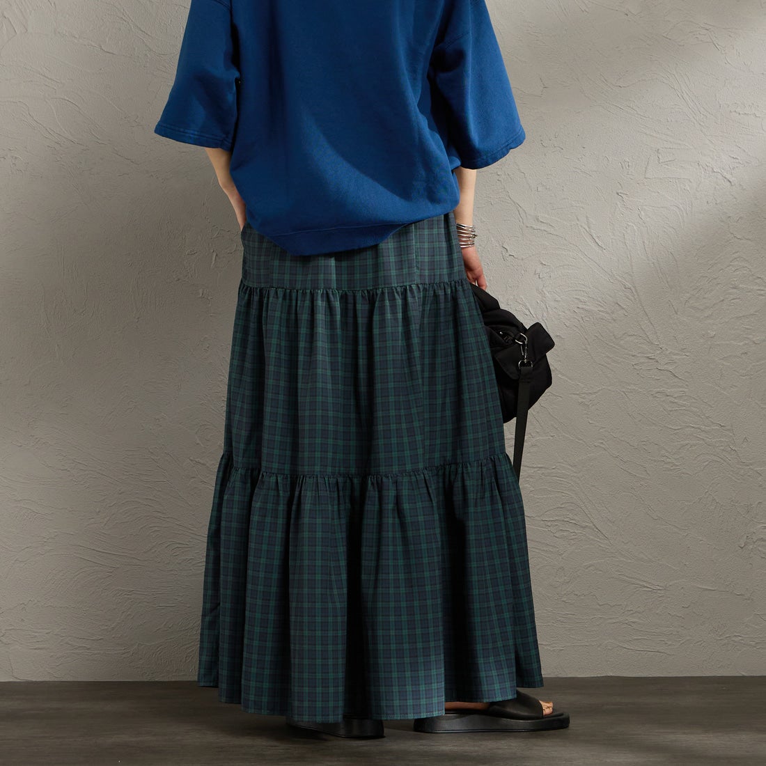 UNIVERSAL OVERALL [ユニバーサルオーバーオール] 別注 チェック柄プリント ティアードマキシ丈スカート [U2612767IN-JF] GREEN &&モデル身長：158cm 着用サイズ：F&&