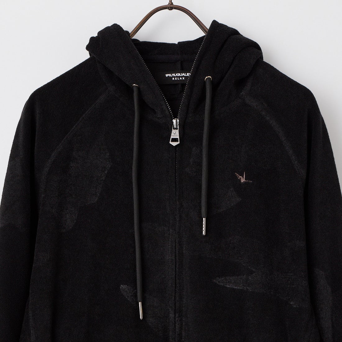 1PIU1UGUALE3 RELAX [ウノ ピゥ ウノ ウグァーレ トレ] カモ柄エンボスパイルパーカー [USO-26066] SN90 BLACK